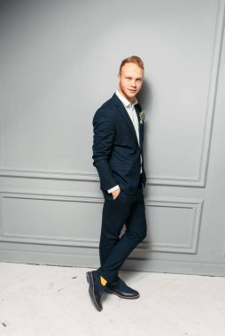 Şık ve çekici, takım elbiseli kızıl saçlı adam.