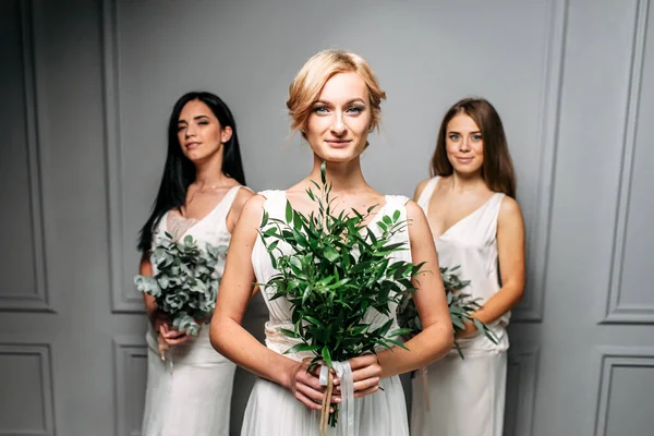 Dama de honra em elegantes vestidos brancos no estúdio — Fotografia de Stock