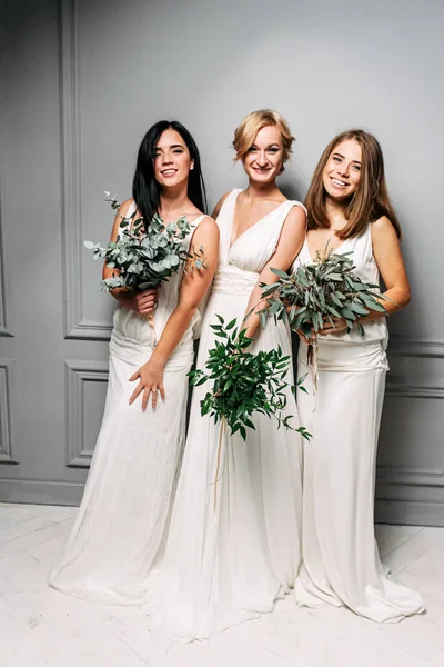Bruidsmeisjes in elegante witte jurken in de studio — Stockfoto