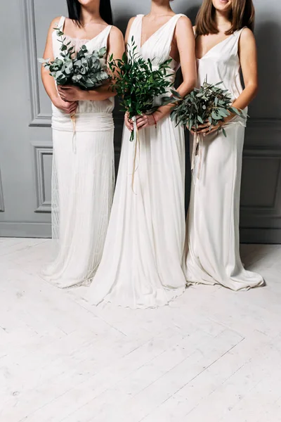 Damas de honor en elegantes vestidos blancos en el estudio — Foto de Stock