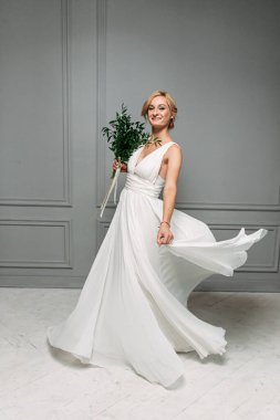 Gelinlik giymiş çekici bir genç kadın.