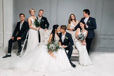 Grup fotoğrafı stüdyoda.