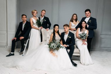 Grup fotoğrafı stüdyoda.