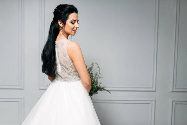 Bir buket yeşil dallı güzel gelin.