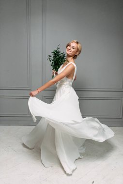 Gelinlik giymiş çekici bir genç kadın.