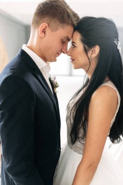 Damat ve gelin nazik ve aşıklar..