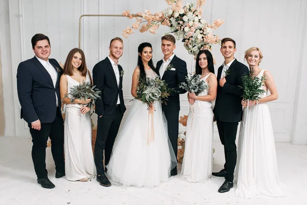 Foto de grupo. Um recém-casados, damas de honor e melhores homens — Fotografia de Stock