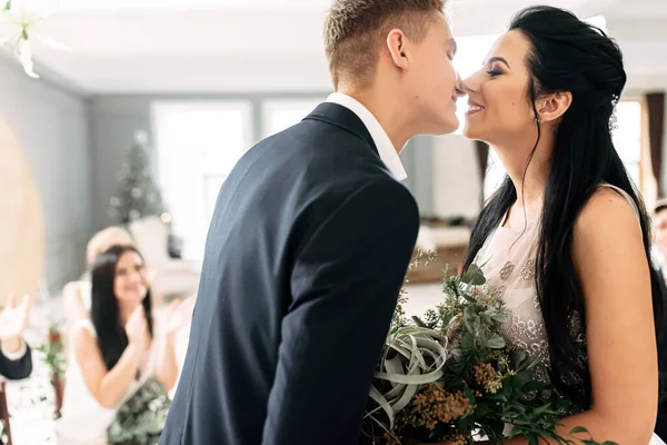 Un marié rencontre sa belle mariée près de l'arche — Photo