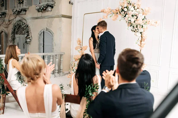 Пара жениха и невесты возле свадебной арки — стоковое фото