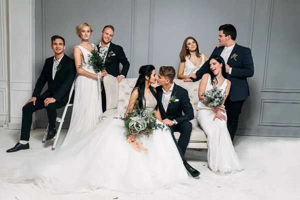 Foto de casamento em grupo no estúdio — Fotografia de Stock