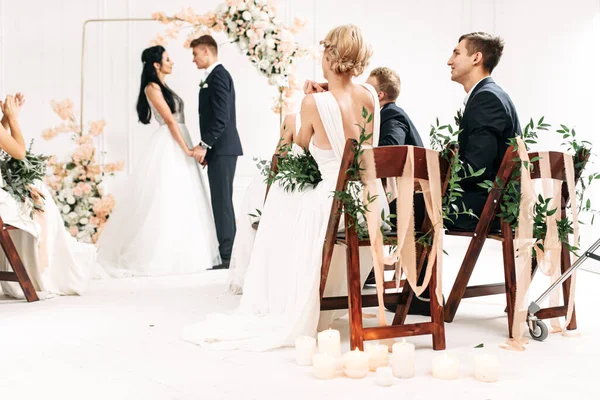 Casal noiva e noivo perto do arco de casamento — Fotografia de Stock