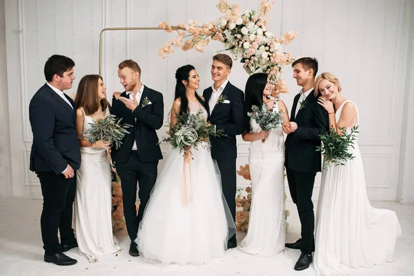 Foto de grupo. Um recém-casados, damas de honor e melhores homens — Fotografia de Stock