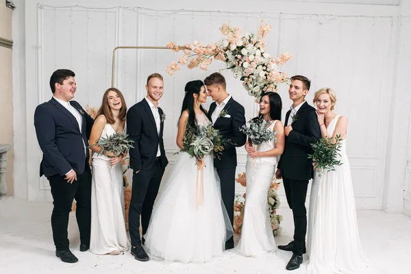 Foto de grupo. Um recém-casados, damas de honor e melhores homens — Fotografia de Stock