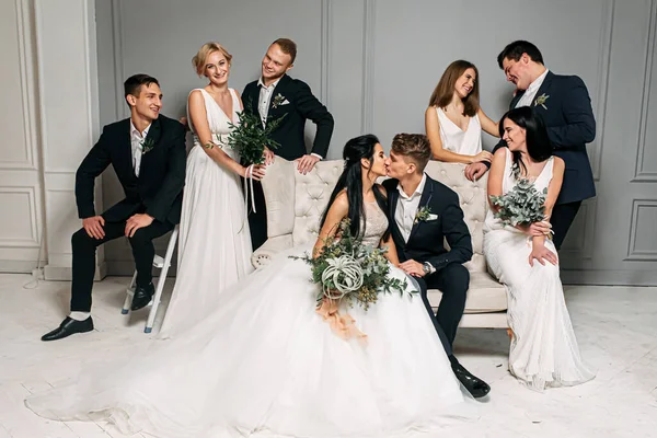 Foto de casamento em grupo no estúdio — Fotografia de Stock