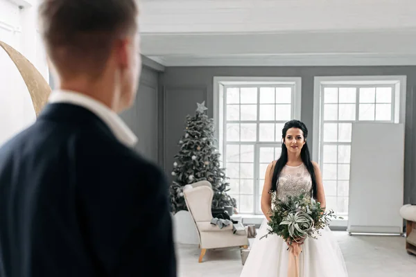 Bela noiva em um vestido chique vai para o altar — Fotografia de Stock