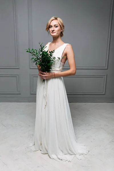 Jovem mulher atraente em um vestido de noiva — Fotografia de Stock