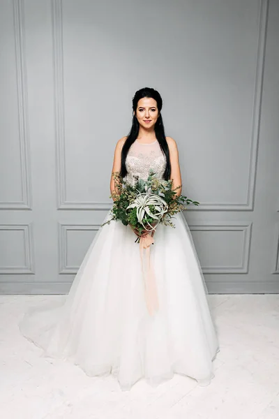 Foto de estúdio da noiva em um vestido longo chique — Fotografia de Stock