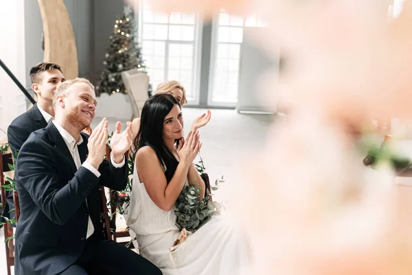 Os convidados aplaudem na cerimônia de casamento . — Fotografia de Stock