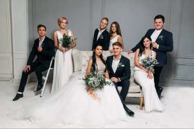 Grup fotoğrafı stüdyoda.