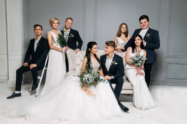 Grup fotoğrafı stüdyoda.