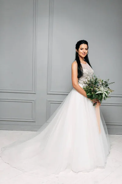 Foto de estúdio da noiva em um vestido longo chique — Fotografia de Stock