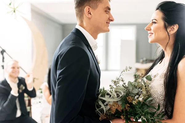 En brudgum möter sin vackra brud nära bågen — Stockfoto