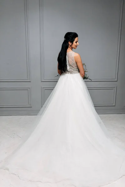 Studio foto van de bruid in een chique lange jurk — Stockfoto