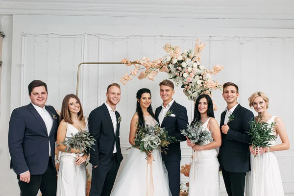 Foto de grupo. Um recém-casados, damas de honor e melhores homens — Fotografia de Stock