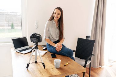 Genç kadın kameraya video dersleri kaydediyor.