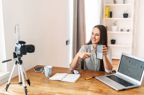 Молодая женщина преподает и записывает видео уроки
