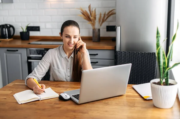 Jovem trabalha a partir de casa usando laptop . — Fotografia de Stock