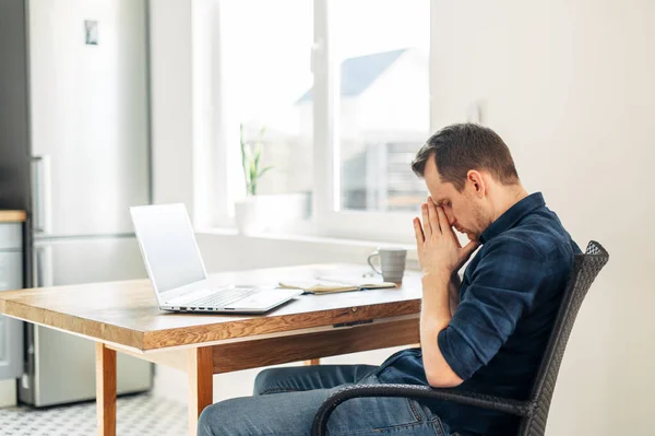 Joven trabajando desde casa usando laptop . — Foto de Stock