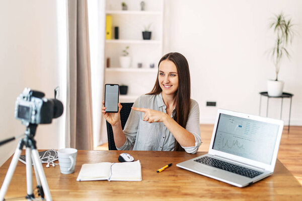 Молодая женщина преподает и записывает видео уроки
