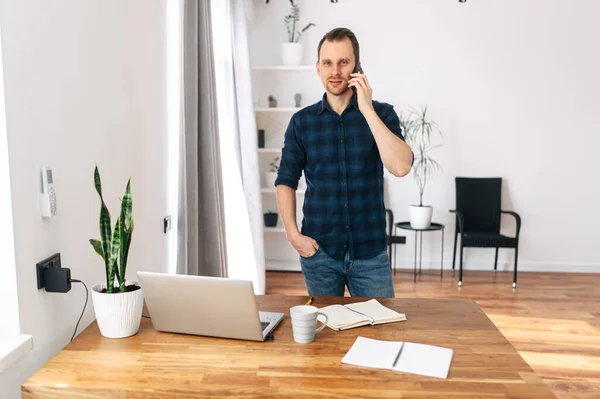 Jongeman die thuis werkt met laptop. — Stockfoto