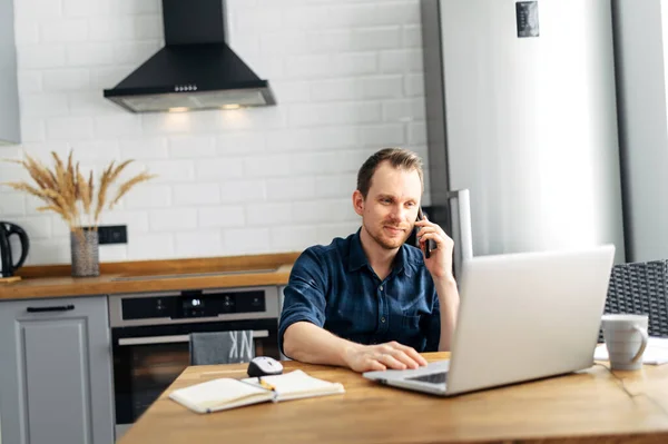 Young man working from home using laptop. — Stock Photo, Image