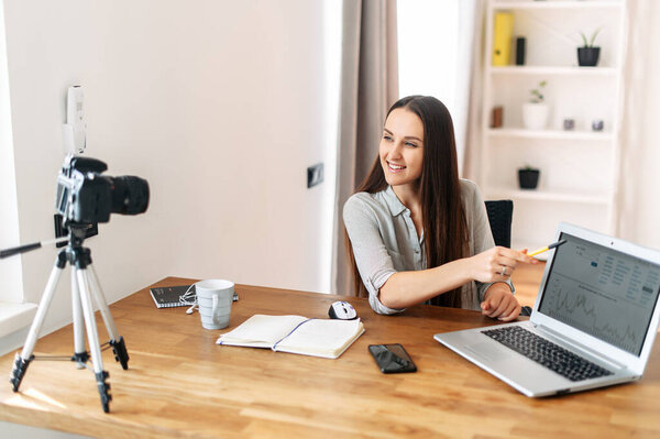 Молодая женщина преподает и записывает видео уроки
