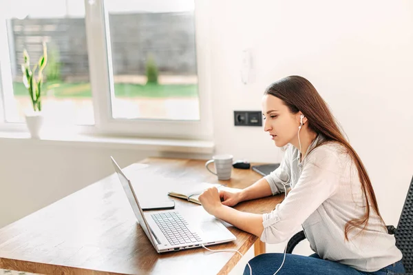 Femme utilise un ordinateur portable pour la vidéoconférence — Photo