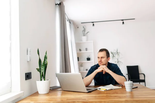 Jovem trabalhando em casa usando laptop . — Fotografia de Stock