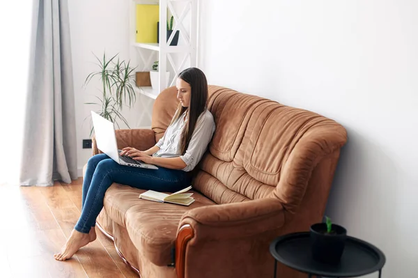 Arbeit aus der Ferne, freiberuflich, Arbeit zu Hause. — Stockfoto