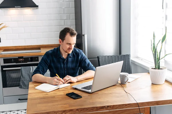 Jongeman die thuis werkt met laptop. — Stockfoto