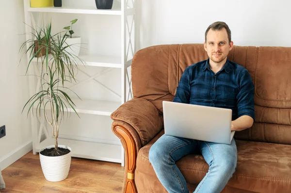 Arbeit aus der Ferne, freiberuflich, Arbeit zu Hause. — Stockfoto