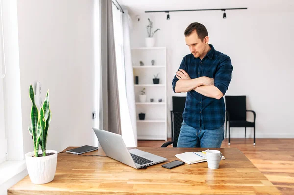 Jongeman die thuis werkt met laptop. — Stockfoto