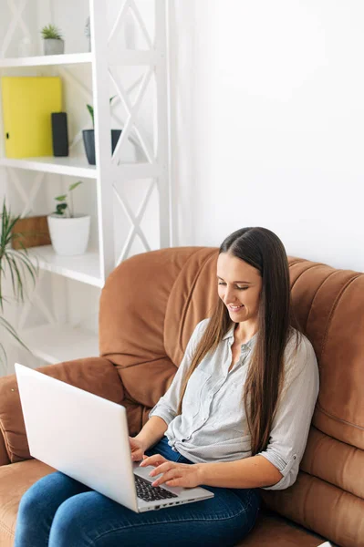 Arbeit aus der Ferne, freiberuflich, Arbeit zu Hause. — Stockfoto