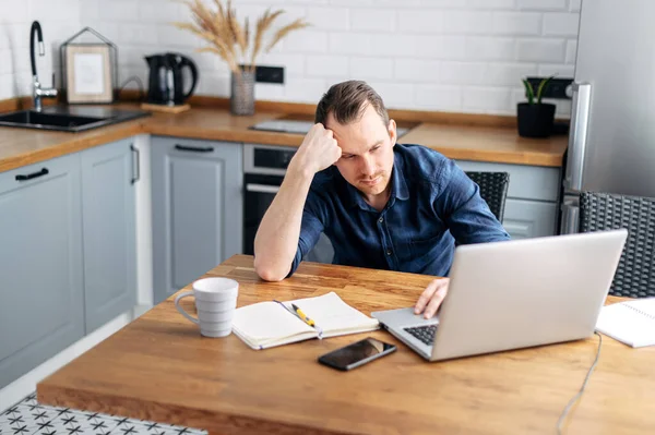 Joven trabajando desde casa usando laptop . — Foto de Stock