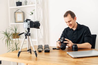 Blogcu adam fotoğraf eğitimi ve video gözden geçirmesini kaydetti