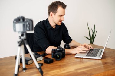 Blogcu adam fotoğraf eğitimi ve video gözden geçirmesini kaydetti