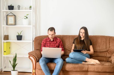 Kanepede oturan genç evli bir çift.