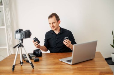 Blogcu adam fotoğraf eğitimi ve video gözden geçirmesini kaydetti