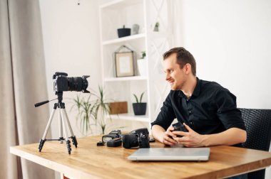 Blogcu adam fotoğraf eğitimi ve video gözden geçirmesini kaydetti
