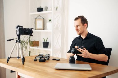 Blogcu adam fotoğraf eğitimi ve video gözden geçirmesini kaydetti